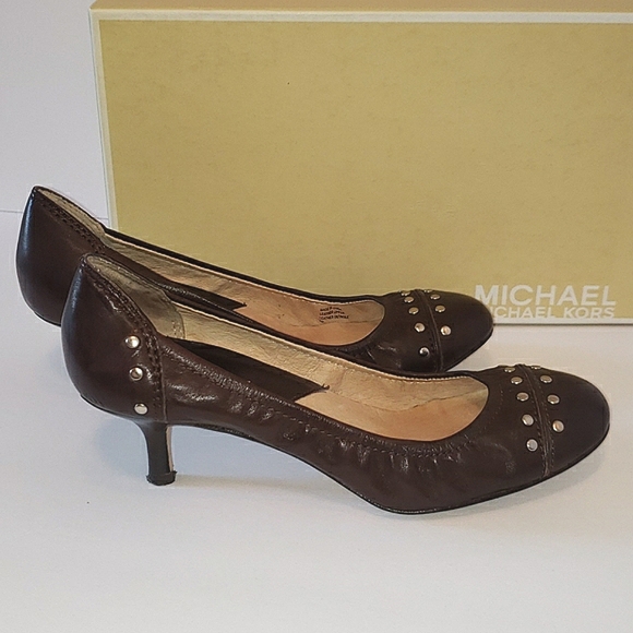 Michael Kors Vintage Astor Leather Studs Kitten Pumps Chocolate Brown 6 With Box - Picture 5 of 17